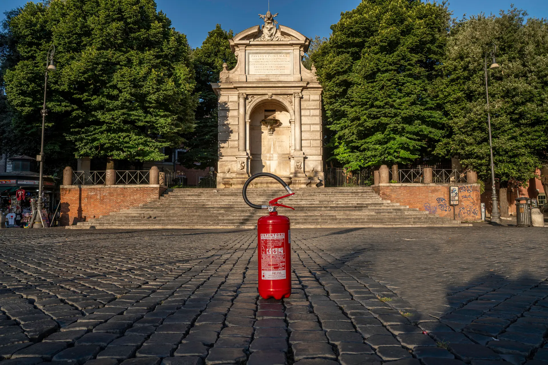 Estintore RE.PA davanti al Fontanone del Gianicolo a Roma