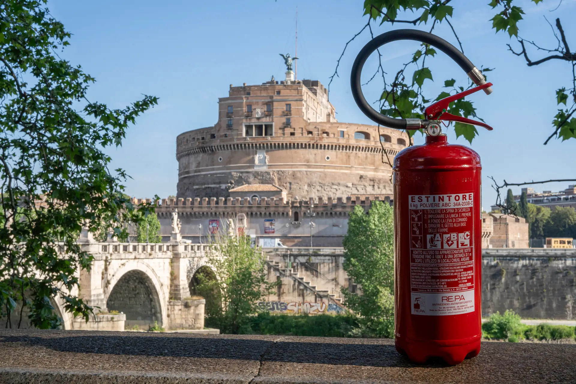 Estintore RE.PA davanti a Castel Sant'Angelo, a Roma